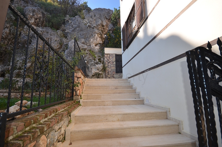 Исторический особняк в средневековой аланийской крепости