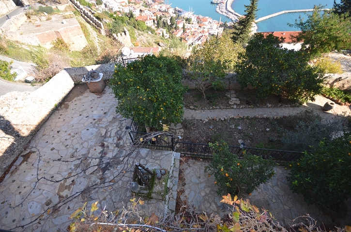 Исторический особняк в средневековой аланийской крепости