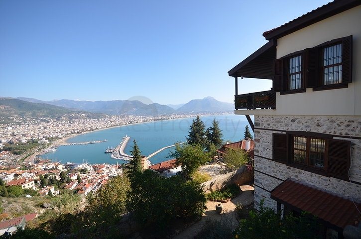 Исторический особняк в средневековой аланийской крепости