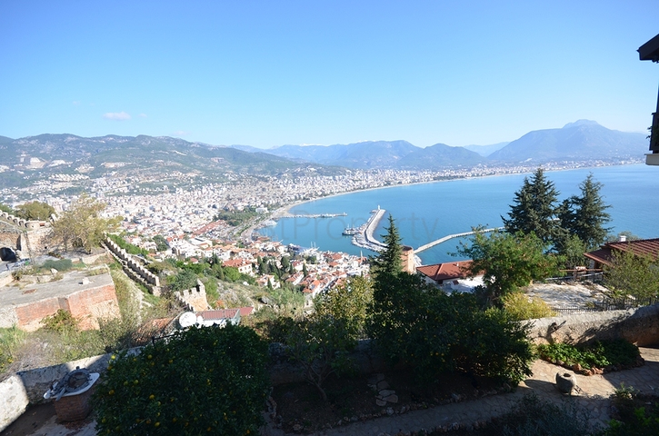 Исторический особняк в средневековой аланийской крепости