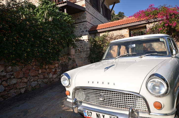 Исторический особняк в средневековой аланийской крепости