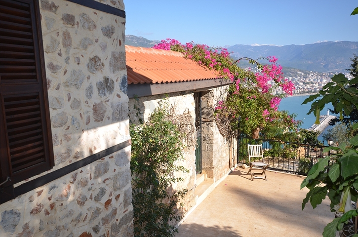 Исторический особняк в средневековой аланийской крепости