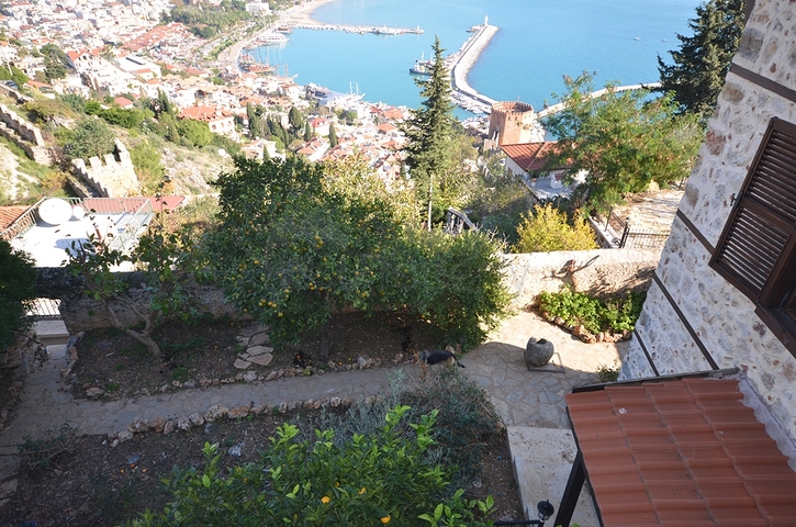 Исторический особняк в средневековой аланийской крепости