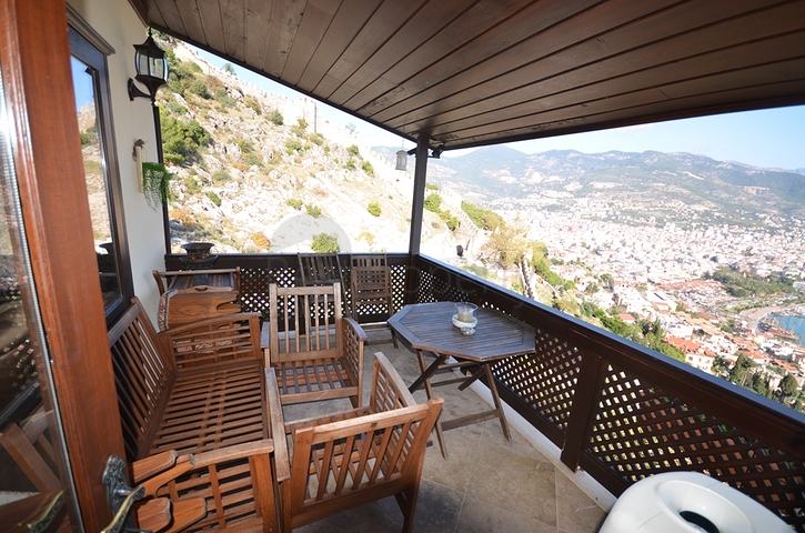 Исторический особняк в средневековой аланийской крепости