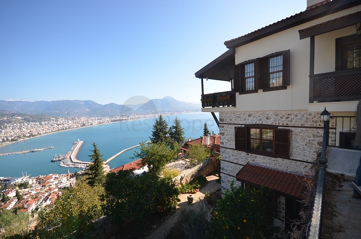 Исторический особняк в средневековой аланийской крепости