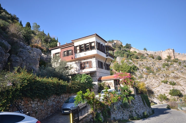 Исторический особняк в средневековой аланийской крепости