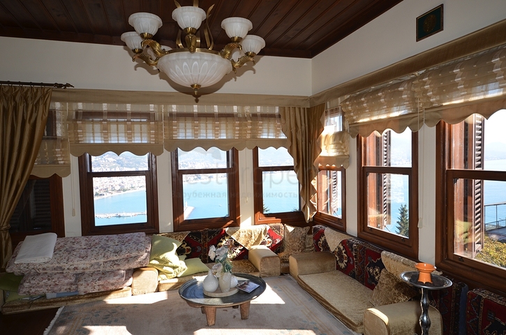 Исторический особняк в средневековой аланийской крепости