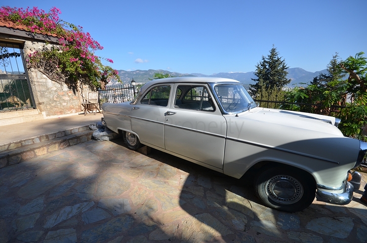 Исторический особняк в средневековой аланийской крепости