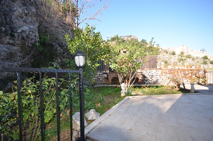 Исторический особняк в средневековой аланийской крепости