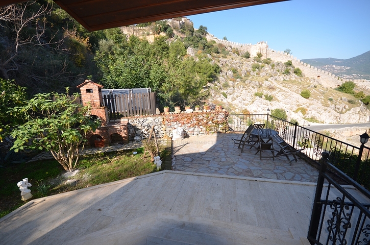 Исторический особняк в средневековой аланийской крепости