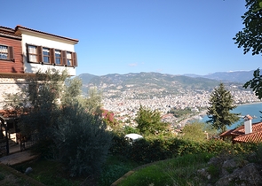 Исторический особняк в средневековой аланийской крепости