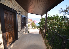 Исторический особняк в средневековой аланийской крепости