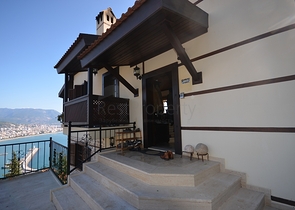 Исторический особняк в средневековой аланийской крепости