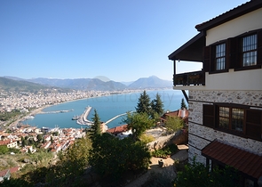 Исторический особняк в средневековой аланийской крепости