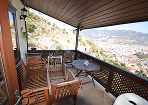 Исторический особняк в средневековой аланийской крепости