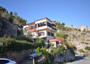 Исторический особняк в средневековой аланийской крепости