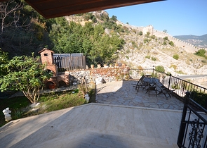 Исторический особняк в средневековой аланийской крепости