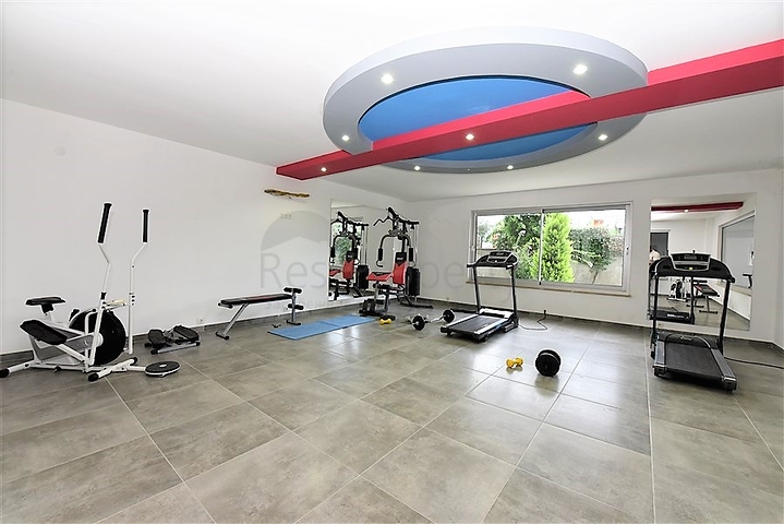 Современный комплекс в Кестеле на первой линии  Современный комплекс в Кестеле на первой линии