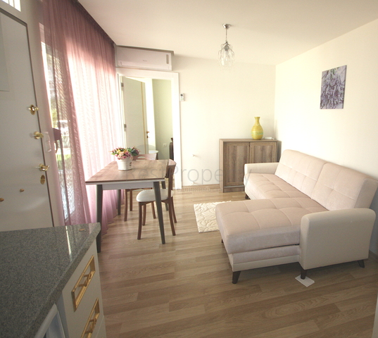 Уютная квартира с выходом в сад всего в 600 м от моря