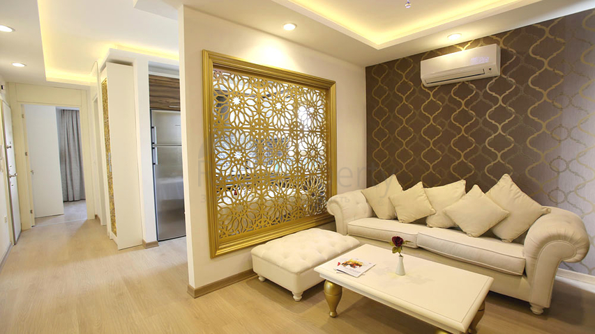 Новый жилой комплекс в живописной долине среди хвойного леса с видом на горы