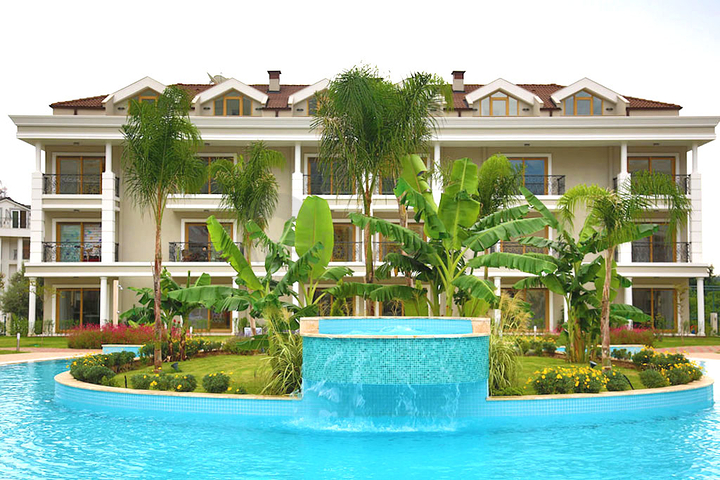 Новый жилой комплекс в живописной долине среди хвойного леса с видом на горы