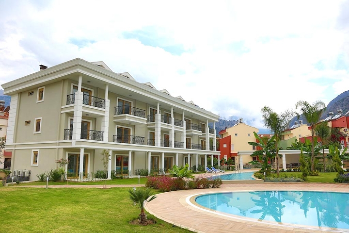 Новый жилой комплекс в живописной долине среди хвойного леса с видом на горы