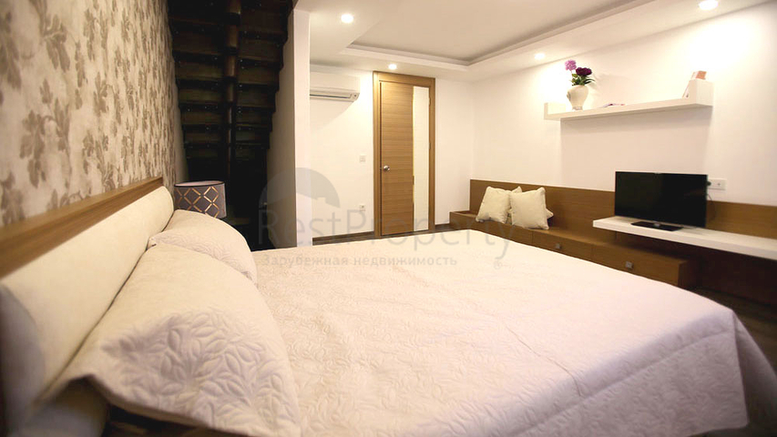 Новый жилой комплекс в живописной долине среди хвойного леса с видом на горы