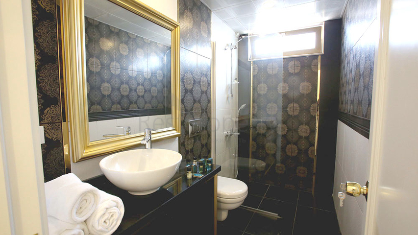 Новый жилой комплекс в живописной долине среди хвойного леса с видом на горы