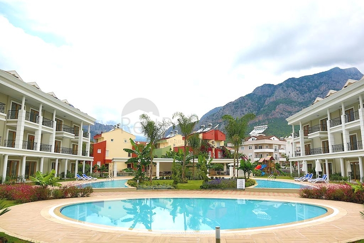 Новый жилой комплекс в живописной долине среди хвойного леса с видом на горы