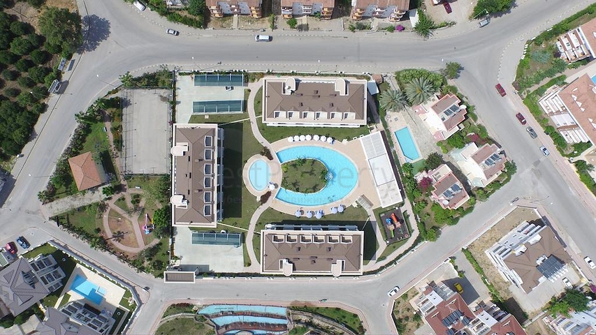 Новый жилой комплекс в живописной долине среди хвойного леса с видом на горы