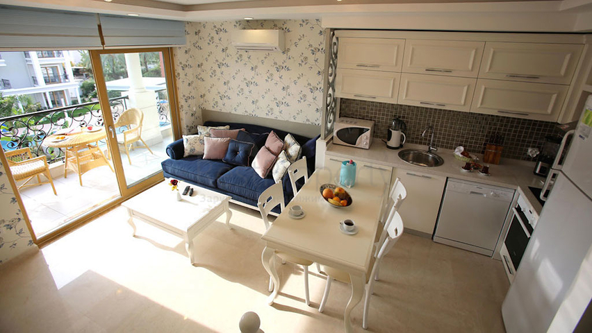 Новый жилой комплекс в живописной долине среди хвойного леса с видом на горы