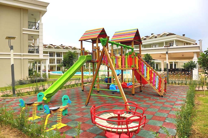 Новый жилой комплекс в живописной долине среди хвойного леса с видом на горы