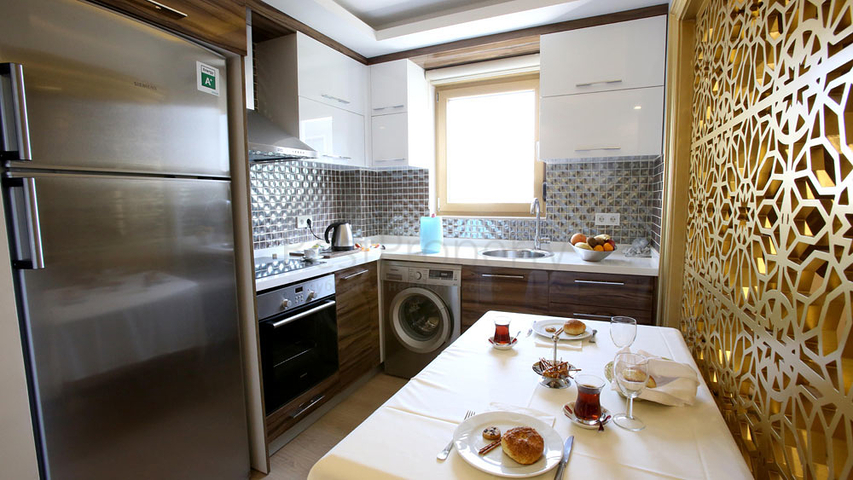 Новый жилой комплекс в живописной долине среди хвойного леса с видом на горы