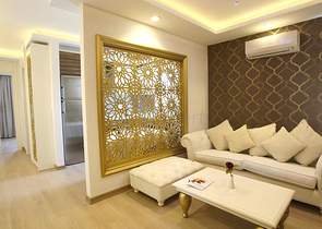 Новый жилой комплекс в живописной долине среди хвойного леса с видом на горы