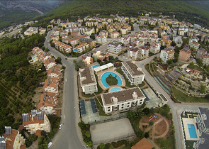 Новый жилой комплекс в живописной долине среди хвойного леса с видом на горы