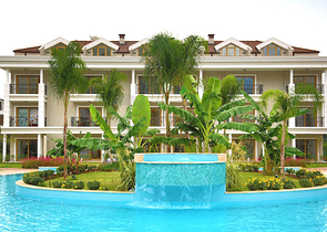 Новый жилой комплекс в живописной долине среди хвойного леса с видом на горы