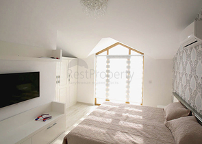 Новый жилой комплекс в живописной долине среди хвойного леса с видом на горы