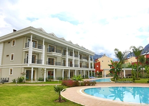 Новый жилой комплекс в живописной долине среди хвойного леса с видом на горы