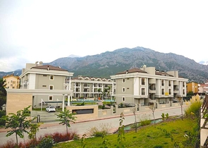 Новый жилой комплекс в живописной долине среди хвойного леса с видом на горы