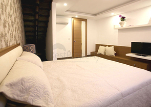 Новый жилой комплекс в живописной долине среди хвойного леса с видом на горы