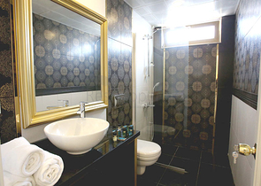 Новый жилой комплекс в живописной долине среди хвойного леса с видом на горы