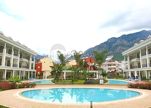 Новый жилой комплекс в живописной долине среди хвойного леса с видом на горы