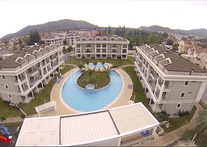 Новый жилой комплекс в живописной долине среди хвойного леса с видом на горы