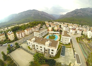 Новый жилой комплекс в живописной долине среди хвойного леса с видом на горы