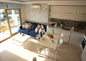 Новый жилой комплекс в живописной долине среди хвойного леса с видом на горы