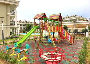 Новый жилой комплекс в живописной долине среди хвойного леса с видом на горы