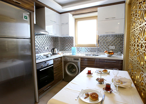 Новый жилой комплекс в живописной долине среди хвойного леса с видом на горы