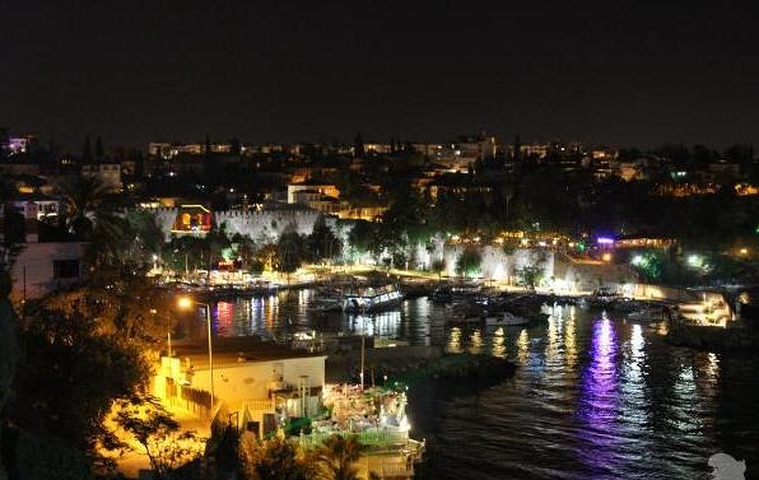 Земля с проектом отеля в Калеичи в Анталии