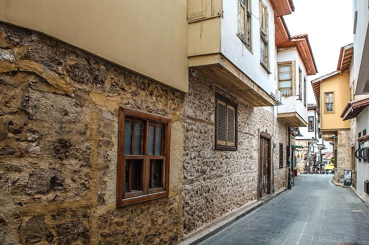 Земля с проектом отеля в Калеичи в Анталии