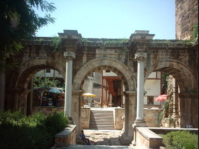 Земля с проектом отеля в Калеичи в Анталии